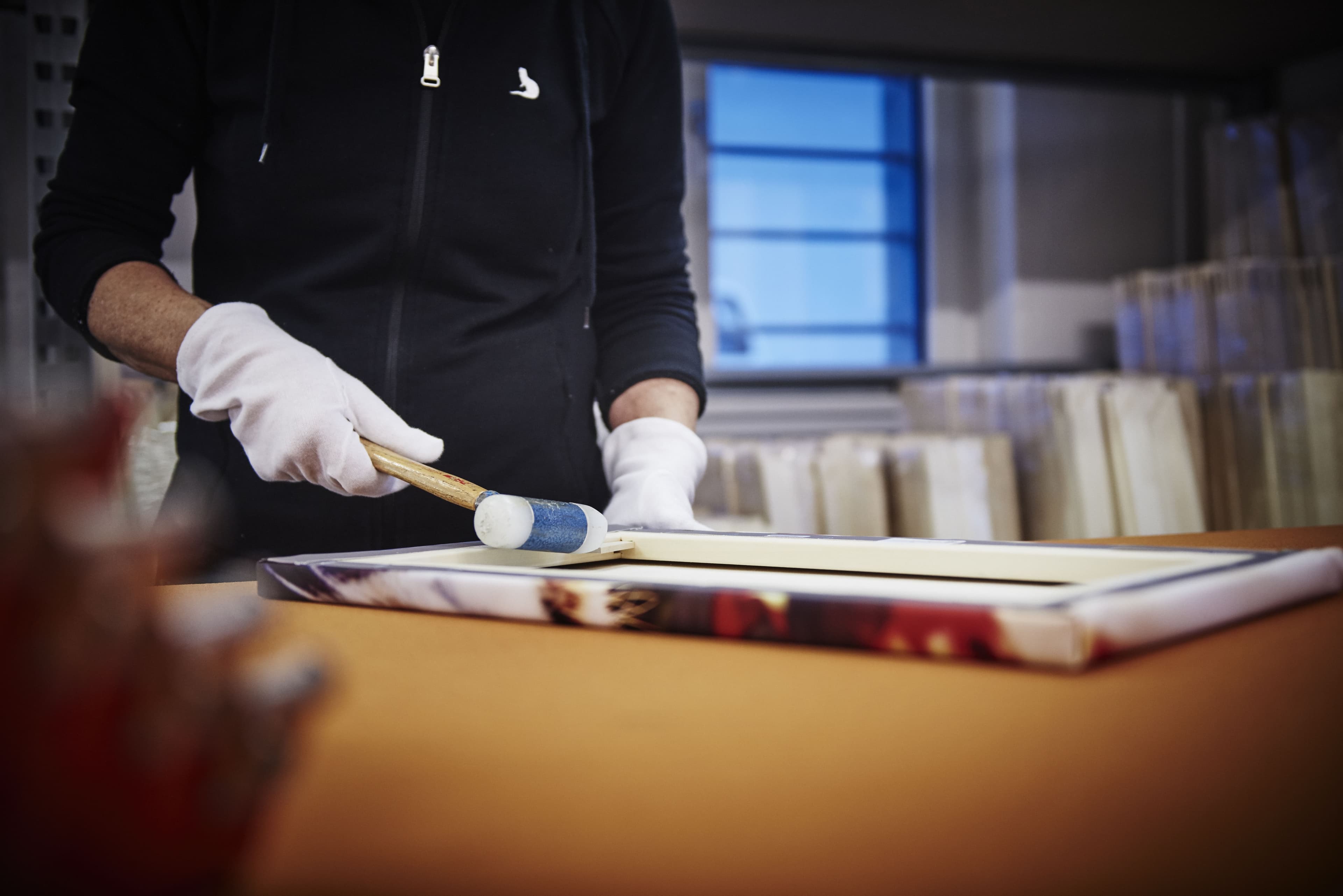 Einblick in die Posterkoenig Werkstatt Leinwandfoto in Produktion