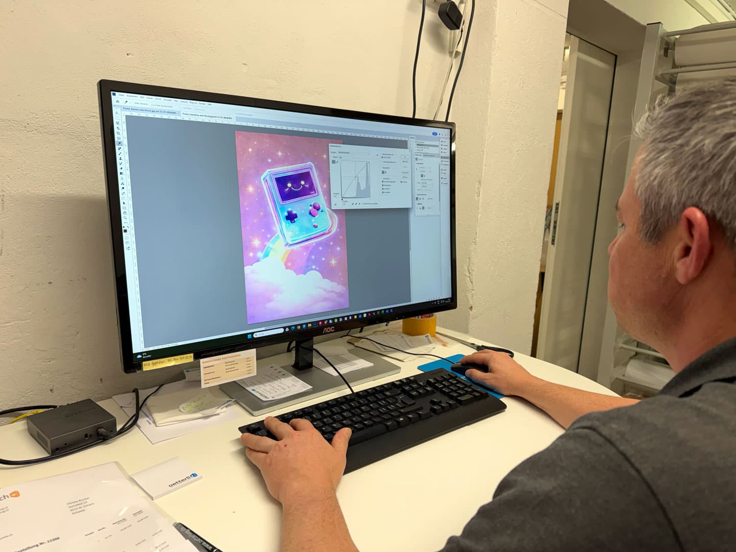 Manuelle Bildprüfung eines Fotos vor dem Posterdruck bei posterkoenig.ch